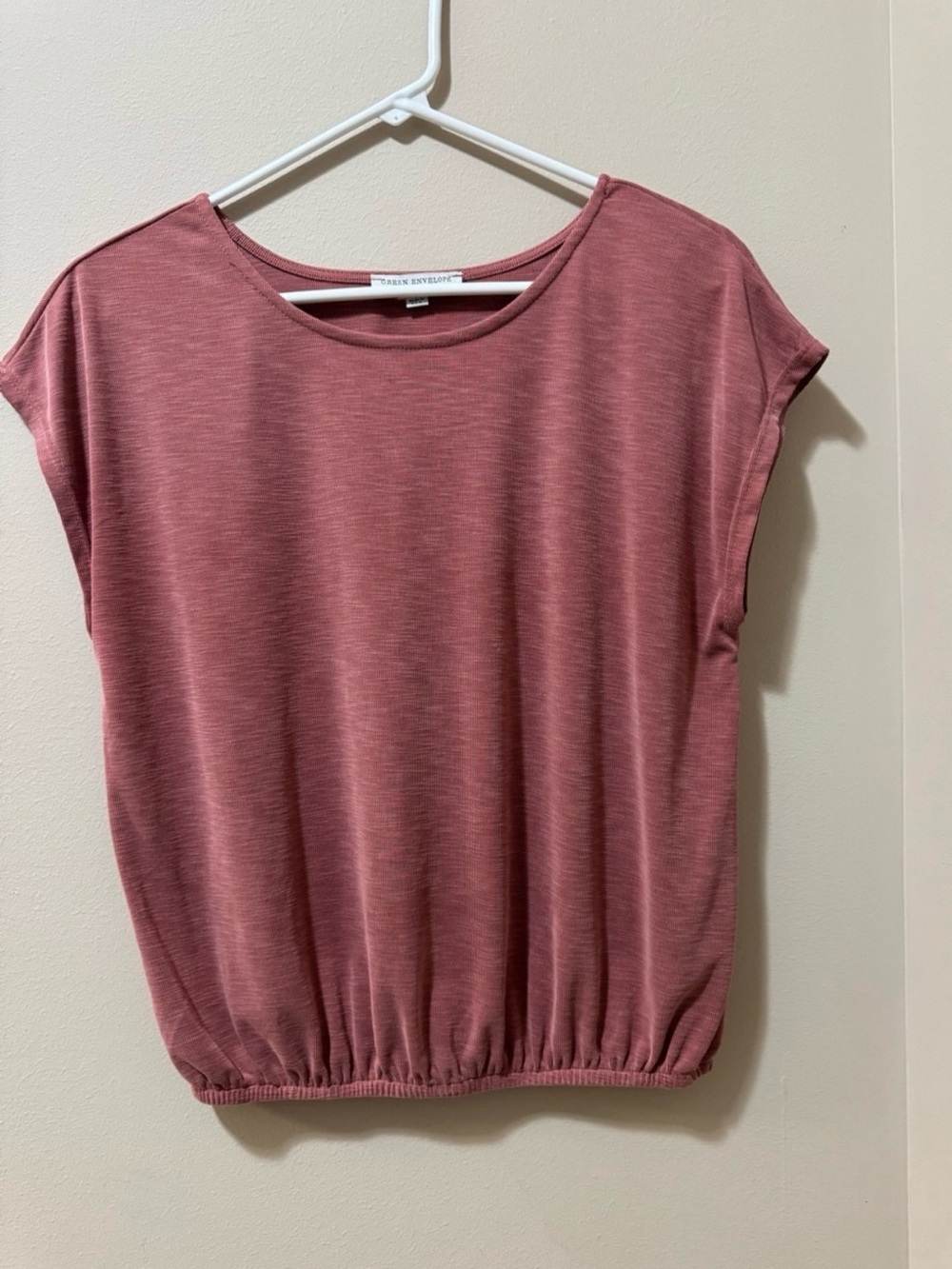 Green Envelope Dusty Rose Cap-Sleeve Elastic-Hem Top. Sz M